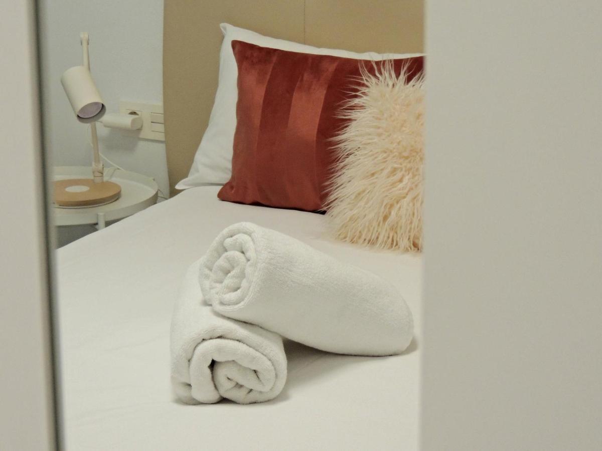 Casa Gascona Con Parking, Wifi Y Netflix Gratis!! By Delabra Apartments Oviedo Esterno foto